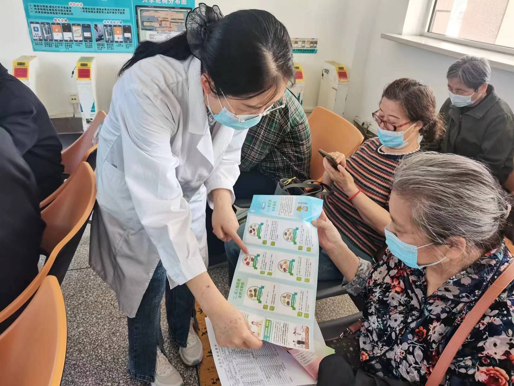 烏海市人民醫院5.16日營養科人員進行營養知識宣傳.jpg